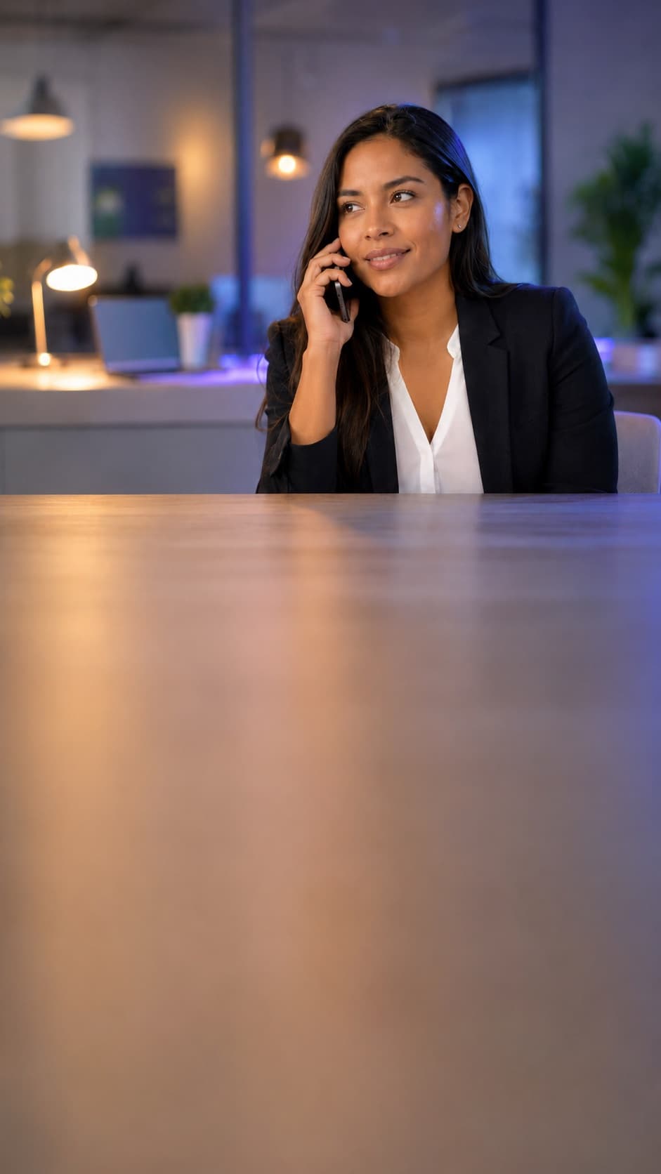 Profesional dominicana en su oficina, en una llamada de trabajo